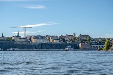 Stockholm, İsveç'in Sodermalm bölgesinde tarihi kent pier mimarisinin doğal yaz görünümü.