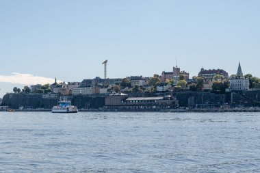 Stockholm, İsveç'in Sodermalm bölgesinde tarihi kent pier mimarisinin doğal yaz görünümü.