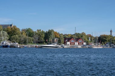 Stockholm, İsveç 'te güzel tekneler var. Gemilerle dolu yaz denizleri, güneşli bir gün.