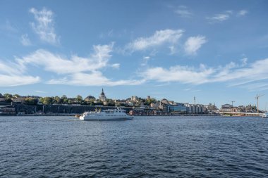 Stockholm, İsveç'in Sodermalm bölgesinde tarihi kent pier mimarisinin doğal yaz görünümü.