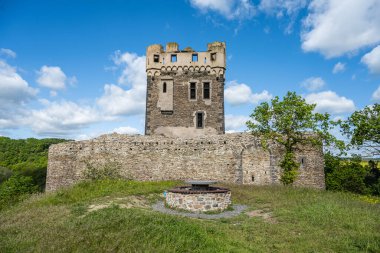 Eifel, Rhineland-Palatinate, Almanya 'da OCHTENDUNG yakınlarındaki Wernerseck kalesinin panoramik görüntüsü.