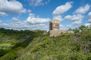 Eifel, Rhineland-Palatinate, Almanya 'da OCHTENDUNG yakınlarındaki Wernerseck kalesinin panoramik görüntüsü.