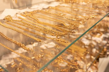 Arka plan için bulanık altın mücevher kolyesi, satıcı için panel kuyumcu mağazası ürünler ve altın vitrin.