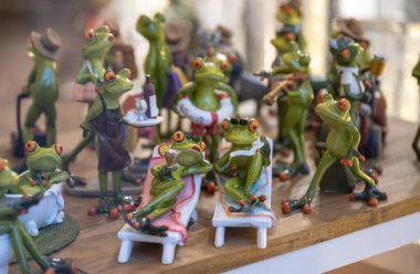 Ev ve bahçe için çeşitli komik pozlarda seramik kurbağalar..