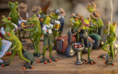 Ev ve bahçe için çeşitli komik pozlarda seramik kurbağalar..