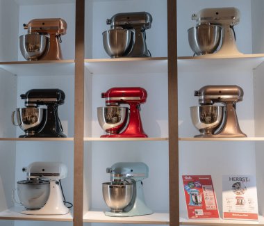 14.12.2019 Koblenz, Almanya - beyaz arka planda farklı pastel renklere sahip mutfak yardım mikserleri.