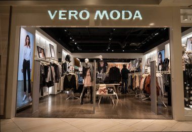 Koblenz Almanya 14.12.2019 Vero Moda mağazası logosu şehrin merkezindeki lüks alışveriş merkezinde..
