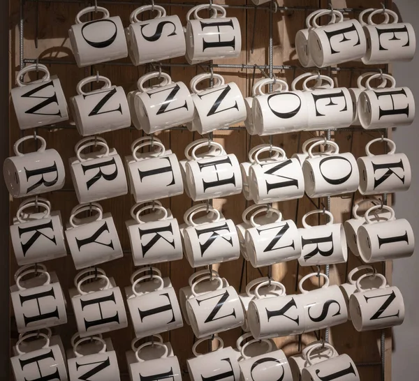 Tiro Tazas Cerámica Una Tienda Con Letra Negra Del Alfabeto — Foto de Stock
