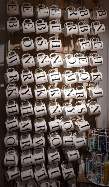 Tiro Tazas Cerámica Una Tienda Con Letra Negra Del Alfabeto —  Fotos de Stock