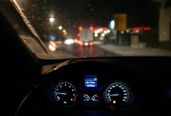 模糊的背景 城市景观 汽车前灯的突出点灯 冬季风景灯笼灯 — 图库照片