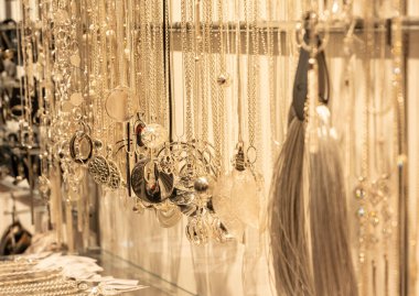 Arka plan için bulanık altın mücevher kolyesi, satıcı için panel kuyumcu mağazası ürünler ve altın vitrin.