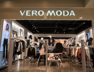 Koblenz Almanya 14.12.2019 Vero Moda mağazası logosu şehrin merkezindeki lüks alışveriş merkezinde..