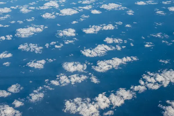 Bulutların Okyanusun Üzerindeki Mavi Gökyüzünün Havadan Görünüşü Uçağın Yukarıdan Görünüşü — Stok fotoğraf