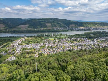 Andernach Şehri 'nin ve Ren Nehri Vadisi' nin güneşli bir yaz gününde havadan görünüşü.