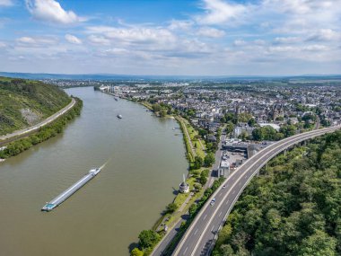 Andernach, Almanya - Güneşli bir günde ünlü Ren Nehri kıyısında Andernach kasabasının havadan görünüşü.