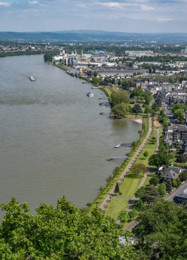 Andernach, Almanya - Güneşli bir günde ünlü Ren Nehri kıyısında Andernach kasabasının havadan görünüşü.