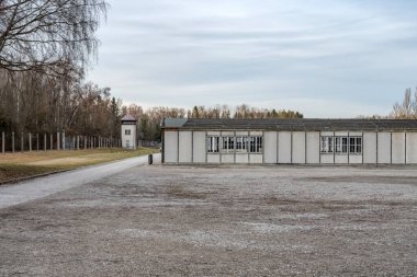 Eski 2. Dünya Savaşı Gözetleme Kulesi Dachau toplama kampı anıtında..