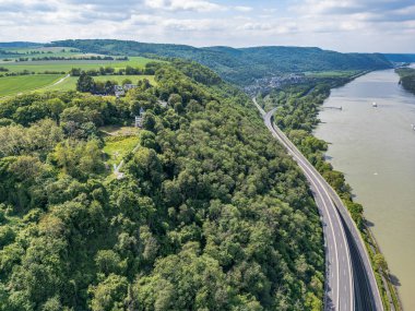 Alman Orman Tepesi Krahnenberg Andernach 'in yukarısında Krahnenburg denen terk edilmiş bir bina var..