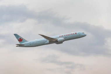Frankfurt Almanya 11.08.19 Air Canada Boeing B787-9 Dreamliner C-FRSI yolcu uçağı Fraport Havaalanı 'ndan kalkıyor..