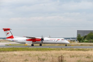 Frankfurt Almanya 11.08.19 Avusturya Havayolları De Havilland Kanada Dash 8-400 OE-LGL yolcu uçağı Fraport Havaalanı.