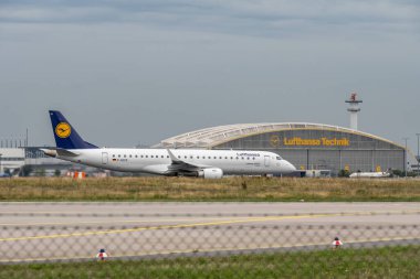 Frankfurt Almanya 11.08.19 Lufthansa Teknik Tamir Hangarı. Fraport ana merkez şehir hattı ve Lufthansa Kargo.