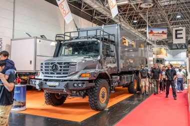 Duesseldorf Almanya 01.09.2019 - Bliss Mobil Mercedes-Benz Zetros Offroad Kamp Mobil Dakar serisi Karavan Salonu.