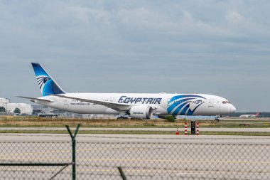 Frankfurt Almanya 11.08.19 Mısır Hava Boeing 787-9 Dreamliner Fraport Havaalanı SU-Get 'ten kalkıyor..