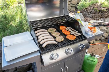 Barbekü Izgara Barbekü propan gazı ızgara. biftek sosisleri sosis et yemek