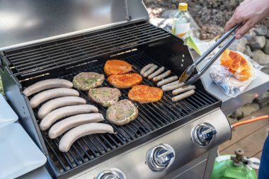 Barbekü Izgara Barbekü propan gazı ızgara. biftek sosisleri sosis et yemek