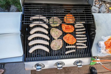 Barbekü Izgara Barbekü propan gazı ızgara. biftek sosisleri sosis et yemek