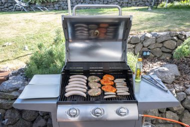 Barbekü Izgara Barbekü propan gazı ızgara. biftek sosisleri sosis et yemek