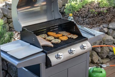 Barbekü Izgara Barbekü propan gazı ızgara. biftek sosisleri sosis et yemek