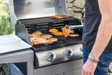 Barbekü Izgara Barbekü propan gazı ızgara. biftek sosisleri sosis et yemek