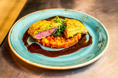 Izgara fileto, roka ve domates tabakta, sebze tabağı..