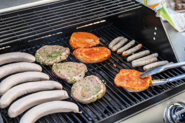 Barbekü Izgara Barbekü propan gazı ızgara. biftek sosisleri sosis et yemek