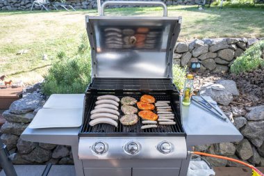 Barbekü Izgara Barbekü propan gazı ızgara. biftek sosisleri sosis et yemek