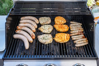 Barbekü Izgara Barbekü propan gazı ızgara. biftek sosisleri sosis et yemek