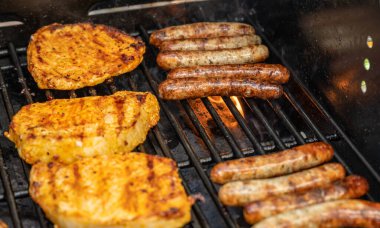 Barbekü Izgara Barbekü propan gazı ızgara. biftek sosisleri sosis et yemek