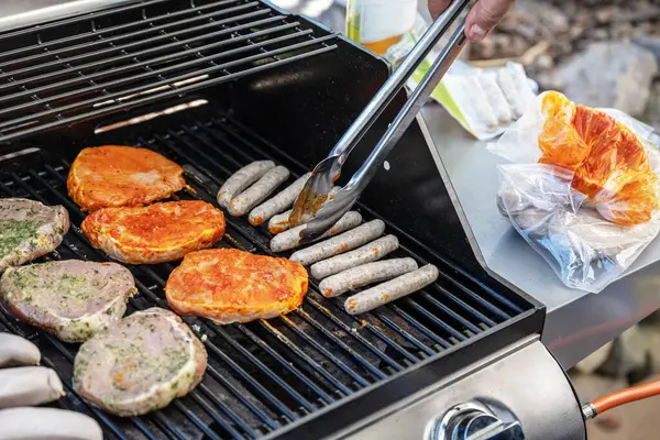 Barbekü Izgara Barbekü propan gazı ızgara. biftek sosisleri sosis et yemek