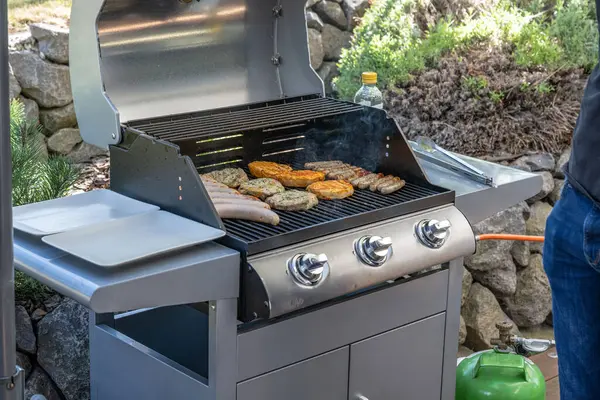 Barbekü Izgara Barbekü propan gazı ızgara. biftek sosisleri sosis et yemek