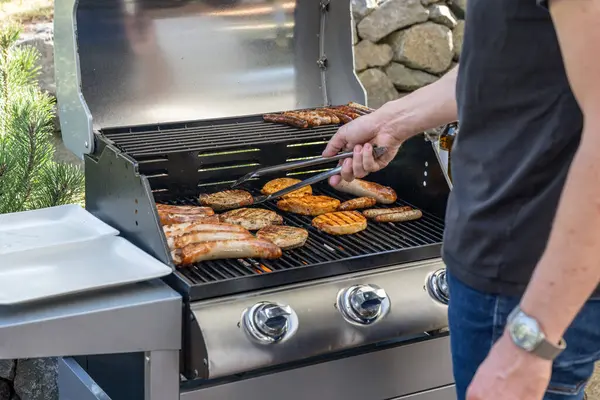 Barbekü Izgara Barbekü propan gazı ızgara. biftek sosisleri sosis et yemek