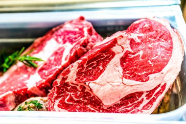 Biftek. Birinci sınıf otla beslenmiş sığır eti, kasap bloğunda waygu bifteği. Kasapta satılan geleneksel klasik et seçimi..