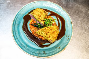 Izgara fileto, roka ve domates tabakta, sebze tabağı..