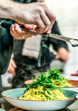 Mozzarella soslu makarna salatası, kiraz domatesleri, siyah zeytin, taze roket ve fesleğen. Sembolik görüntü. Sağlıklı beslenme kavramı. Lezzetli, hafif yemek.