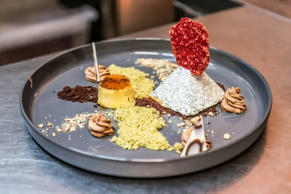 Çabuk yemek gurmesi ve lüks tatlı. Kahve için şeker, tatlı sanat..