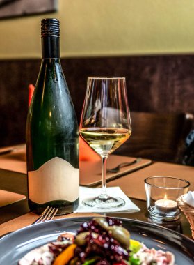 Lezzetli romantik Gala yemek masası, bir şişe şarap, masa döşeme, yan manzara yemek pornosu..