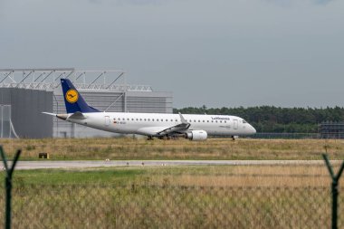 Frankfurt Almanya 11.08.19 Lufthansa Frankfurt Havaalanı Fraport Embraer E190LR E190 D-AECD 19000337.