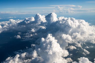 Gökyüzü bulutları resim gibi bulutlar ve gökyüzü ufukta görünüyor..