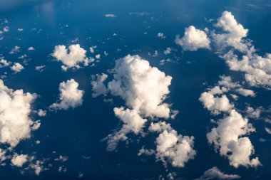 Gökyüzü bulutları resim gibi bulutlar ve gökyüzü ufukta görünüyor..
