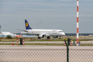 Frankfurt Almanya 11.08.19 Lufthansa Frankfurt Havaalanı Fraport Embraer E190LR E190 D-AECD 19000337.